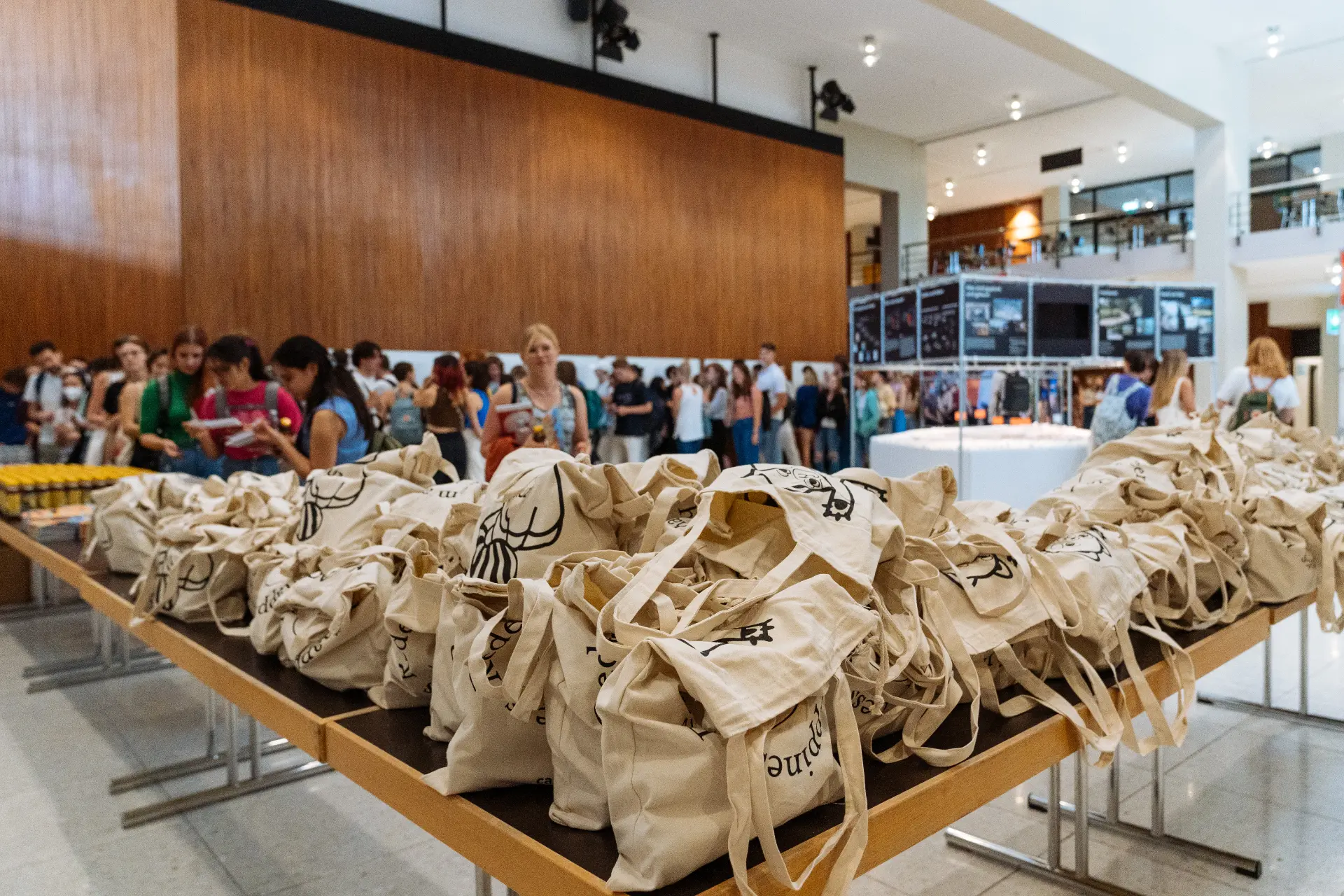 Vorbereitete Sampling-Bags auf einem Tisch vor wartenden Studierenden
