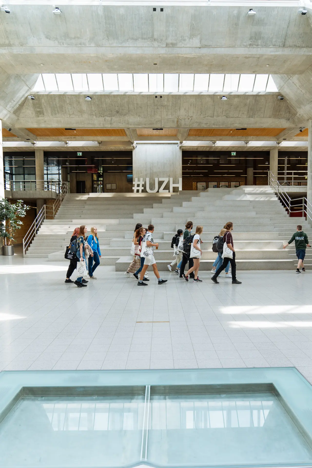 Studierende mit Sampling-Bags in der Halle der Universität Zürich