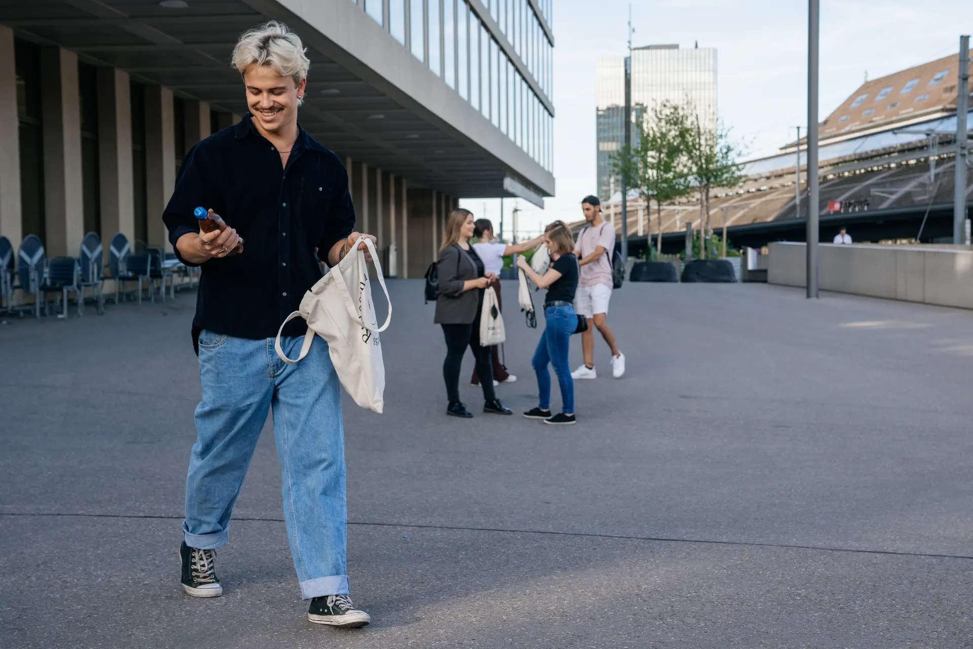 Junge Menschen mit Sampling-Bags vor einem Hochschulgebäude