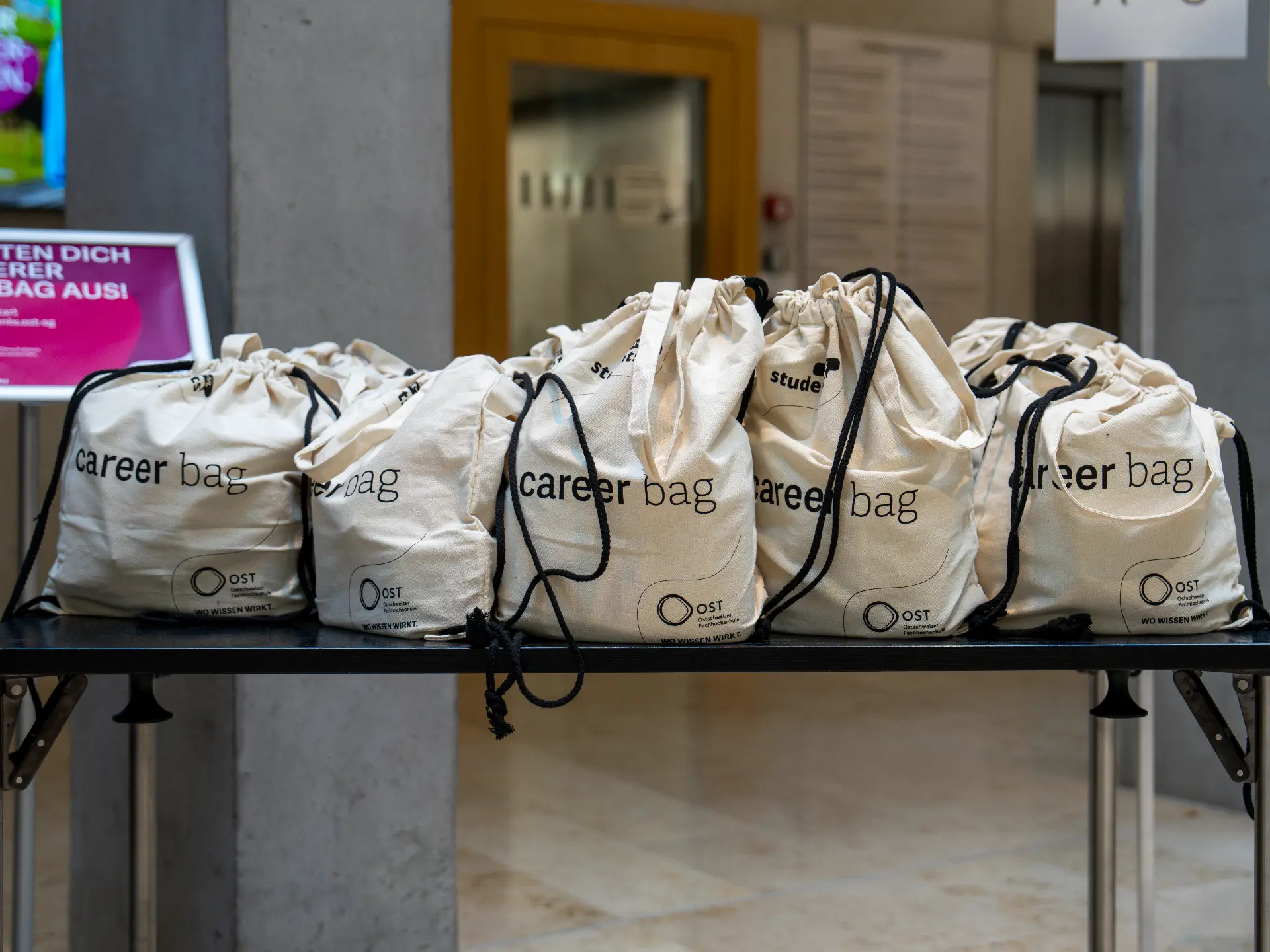 Fertig gepackte Career Bags auf einem Tisch in der Hochschule